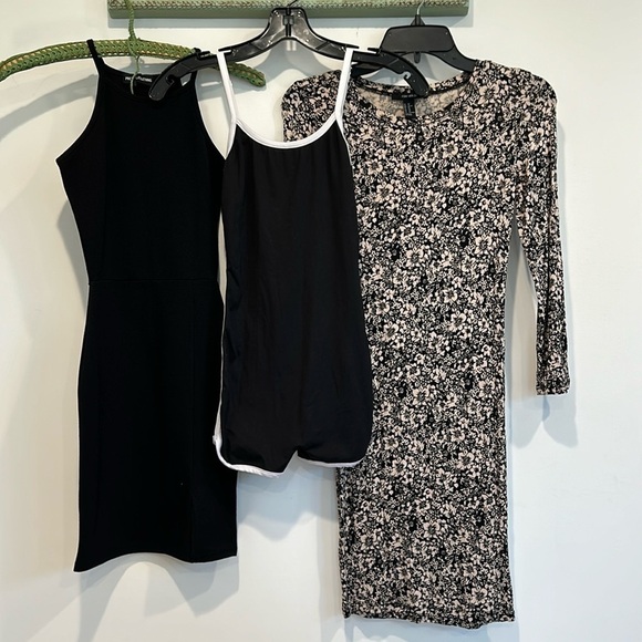 Bundle 3 piece women’s size xs spring / summer romper & mini dresses - Picture 1 of 6